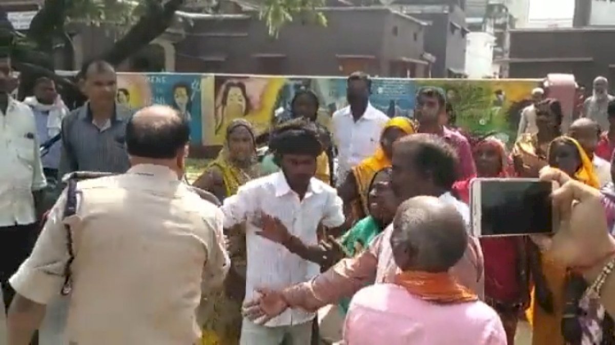 UP का रामराज्य: बलात्कार के बाद 8 वर्षीय मासूम की मौत, न्याय मांगने गए परिजन तो एसपी ने मारा थप्पड़ UP का रामराज्य: बलात्कार के बाद 8 वर्षीय मासूम की मौत, न्याय मांगने गए परिजन तो एसपी ने मारा थप्पड़