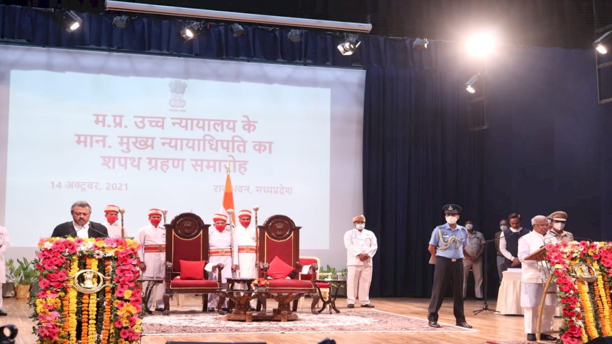 मध्य प्रदेश हाई कोर्ट के नए चीफ जस्टिस ने ली शपथ, राज्यपाल ने दिलाई शपथ मध्य प्रदेश हाई कोर्ट के नए चीफ जस्टिस ने ली शपथ, राज्यपाल ने दिलाई शपथ