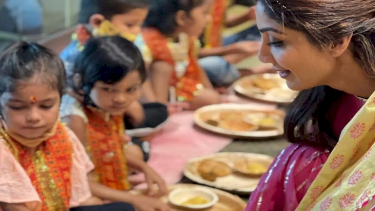 कन्या पूजन करते नजर आई बॉलीवुड दीवा, शिल्पा, शेफाली ने कन्याओं पर बरसाया प्यार कन्या पूजन करते नजर आई बॉलीवुड दीवा, शिल्पा, शेफाली ने कन्याओं पर बरसाया प्यार