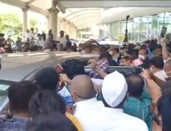 अपनी गाड़ी में बैठकर लखीमपुर के लिए रवाना हुए राहुल, सुरक्षाबल राहुल को रोक पाने में नाकाम अपनी गाड़ी में बैठकर लखीमपुर के लिए रवाना हुए राहुल, सुरक्षाबल राहुल को रोक पाने में नाकाम