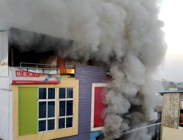दो इलेक्ट्रॉनिक दुकानों में लगी आग, 3 लोग झुलसे, करोड़ों का सामान जलकर राख