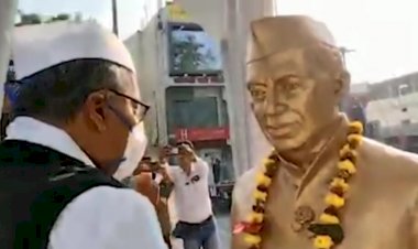मंडला में प्रथम प्रधानमंत्री जवाहरलाल नेहरू के स्मारक पर माल्यार्पण करते हुए दिग्विजय सिंह  मंडला में प्रथम प्रधानमंत्री जवाहरलाल नेहरू के स्मारक पर माल्यार्पण करते हुए दिग्विजय सिंह