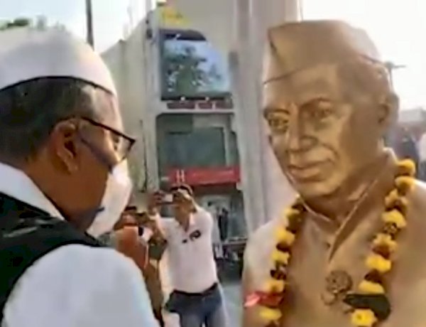 मंडला में प्रथम प्रधानमंत्री जवाहरलाल नेहरू के स्मारक पर माल्यार्पण करते हुए दिग्विजय सिंह 