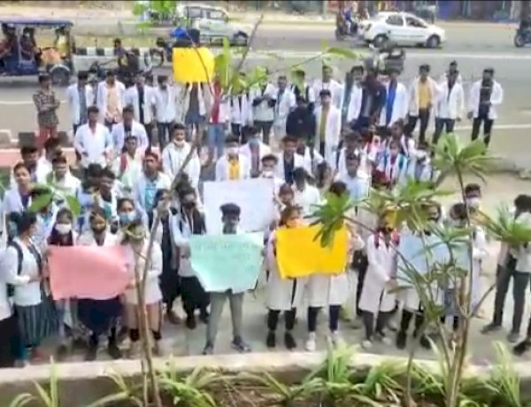 भोपाल: पैरामेडिकल छात्रों ने डिपार्टमेंट में की तोड़फोड़, NSUI बोली- ब्यूटीपार्लर से बाहर निकलें मंत्री विश्वास सारंग