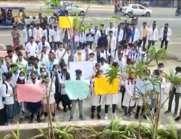 भोपाल: पैरामेडिकल छात्रों ने डिपार्टमेंट में की तोड़फोड़, NSUI बोली- ब्यूटीपार्लर से बाहर निकलें मंत्री विश्वास सारंग भोपाल: पैरामेडिकल छात्रों ने डिपार्टमेंट में की तोड़फोड़, NSUI बोली- ब्यूटीपार्लर से बाहर निकलें मंत्री विश्वास सारंग