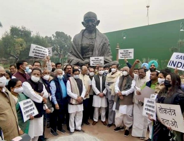 सांसदों के निलंबन के विरोध में राहुल गांधी का प्रदर्शन, ओम बिरला ने स्थगित की लोकसभा की कार्यवाही