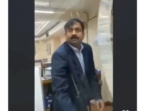 महिला के साथ भारतीय दूतावास में अफसर ने किया दुर्व्यवहार, पिता की मौत के बाद वीजा लेने पहुंची थी महिला