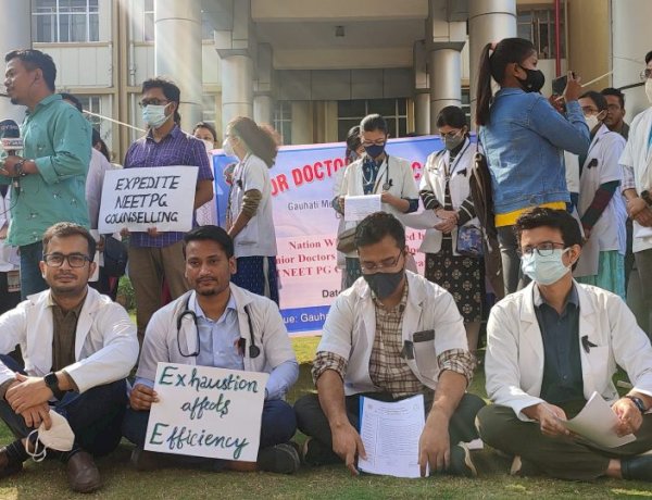 देशभर के रेसिडेंट डॉक्टर्स हड़ताल पर गए, कोरोना के बढ़ते मामलों के बीच चरमराई अस्पतालों की व्यवस्था देशभर के रेसिडेंट डॉक्टर्स हड़ताल पर गए, कोरोना के बढ़ते मामलों के बीच चरमराई अस्पतालों की व्यवस्था