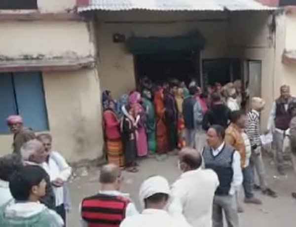 CM शिवराज के गृह जिले में खाद की किल्लत, आक्रोशित किसानों ने सड़कों पर उतरकर किया हंगामा