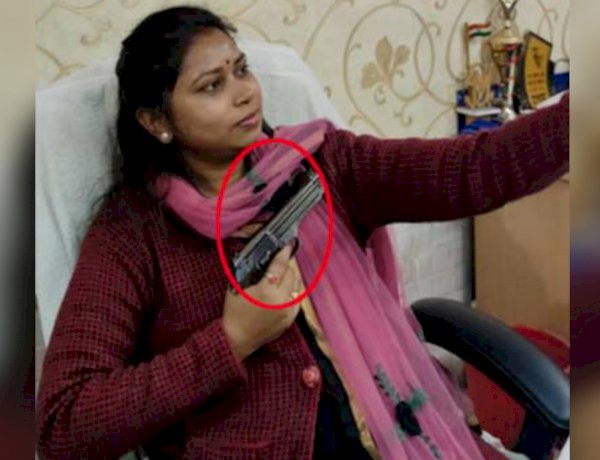 टीएमसी नेता की सेल्फी ने मचाया बवाल, सरकारी कार्यालय में बंदूक के साथ फोटो लेती दिखीं मृणालिनी मंडल