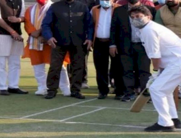 शोक की घड़ी में क्रिकेट खेलते सिंधिया पर कांग्रेस का वार, गद्दारों ने बेच डाली हया और ईमान