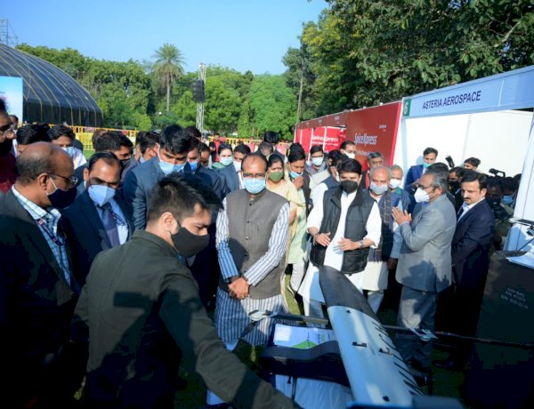 अब ड्रोन उड़ाना सीखेंगे एमपी के बच्चे, उड्डयन मंत्री सिंधिया ने किया ड्रोन स्कूल खोलने का ऐलान अब ड्रोन उड़ाना सीखेंगे एमपी के बच्चे, उड्डयन मंत्री सिंधिया ने किया ड्रोन स्कूल खोलने का ऐलान