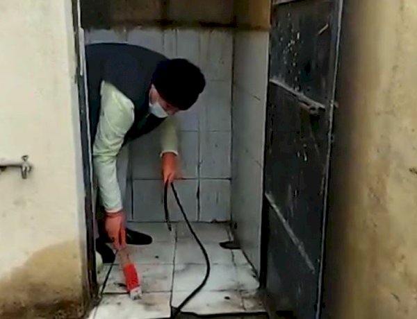 नाले के बाद अब स्कूल का टॉयलेट साफ करने पहुंचे ऊर्जा मंत्री प्रद्युम्न सिंह तोमर