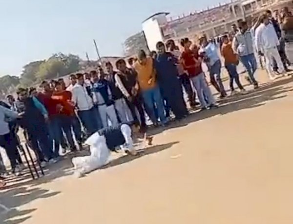 सियासी पिच पर लड़खड़ाने के बाद स्टेडियम में शॉट लगाते हुए औंधे मुंह गिरे गृह मंत्री नरोत्तम मिश्रा सियासी पिच पर लड़खड़ाने के बाद स्टेडियम में शॉट लगाते हुए औंधे मुंह गिरे गृह मंत्री नरोत्तम मिश्रा