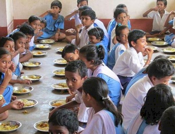 कर्नाटक के सरकारी स्कूल में मिड डे मील खाने से 80 छात्र बीमार, दाल में मिली मरी हुई छिपकली