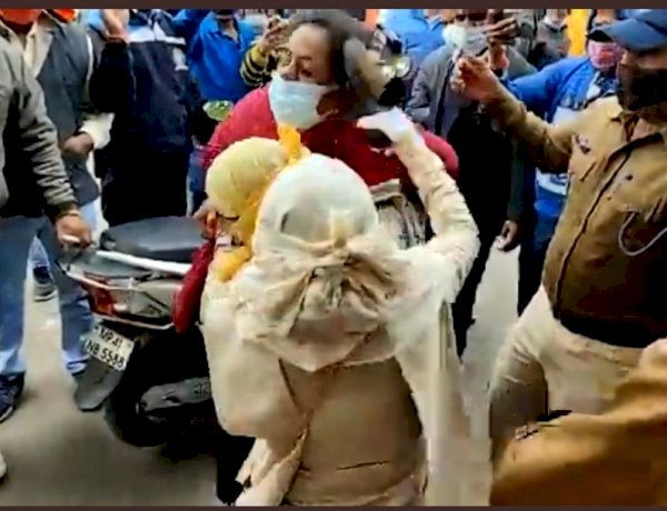 बीच सड़क महिला और पुलिसकर्मियों में हुई धक्का मुक्की, महिला पुलिसकर्मी ने मारा चप्पल