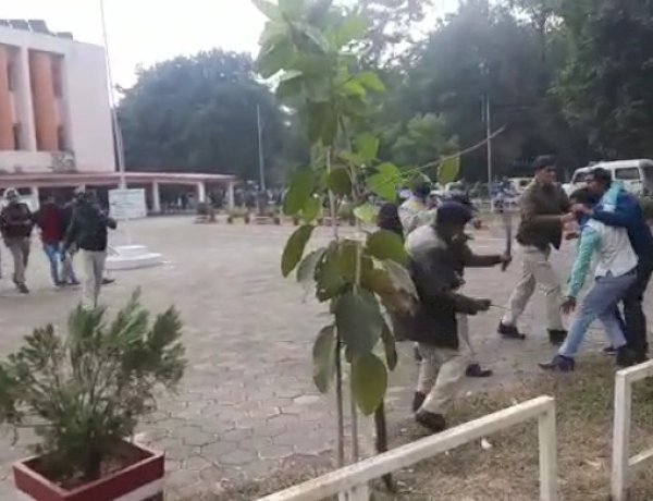 BU कैंपस में घुसकर पुलिस ने छात्रों को बेरहमी से पीटा, कई छात्रों को उठा ले गए