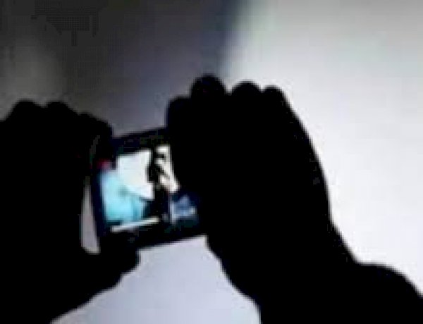 गर्ल्स हॉस्टल संचालक की नापाक करतूत, छात्राओं के रूम में खुफिया कैमरे लगाकर मोबाइल में देखता था निजी तस्वीरें