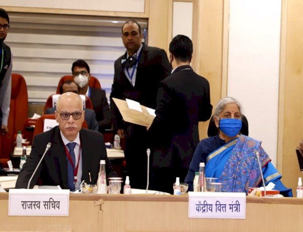 कपड़ों पर नहीं बढ़ेगी जीएसटी, जीएसटी काउंसिल की बैठक में हुआ फैसला कपड़ों पर नहीं बढ़ेगी जीएसटी, जीएसटी काउंसिल की बैठक में हुआ फैसला