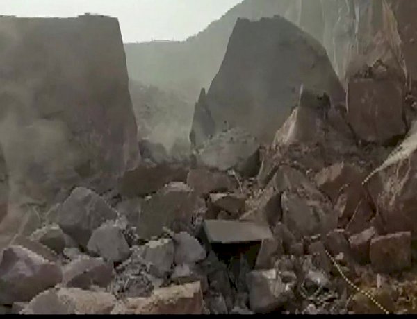 हरियाणा के भिवानी में लैंडस्लाइड, पहाड़ गिरने से 3 लोगों की मौत, 10-11 गाड़ियां दबीं