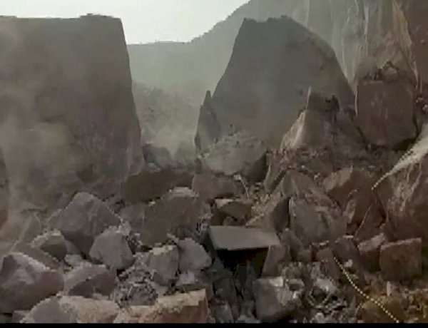 हरियाणा के भिवानी में लैंडस्लाइड, पहाड़ गिरने से 3 लोगों की मौत, 10-11 गाड़ियां दबीं हरियाणा के भिवानी में लैंडस्लाइड, पहाड़ गिरने से 3 लोगों की मौत, 10-11 गाड़ियां दबीं