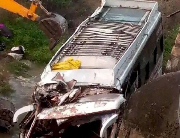 अलीराजपुर में नदी में बस पलटने से 3 लोगों की मौत, 28 घायल