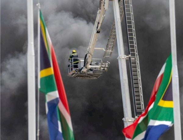 साउथ अफ्रीका की संसद में लगी भीषण आग, नेशनल असेंबली जलकर खाक