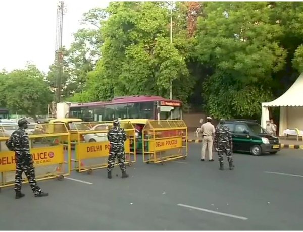 दिल्ली में वीकएंड कर्फ्यू का एलान, कोरोना की रफ्तार कम करने की कवायद में जुटा DDMA दिल्ली में वीकएंड कर्फ्यू का एलान, कोरोना की रफ्तार कम करने की कवायद में जुटा DDMA