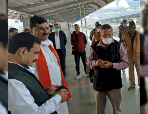 स्टेशन पर बिना मास्क पहने दिखे नरोत्तम मिश्रा और कमल पटेल, कांग्रेस बोली इनसे भी वसूला जाए जुर्माना स्टेशन पर बिना मास्क पहने दिखे नरोत्तम मिश्रा और कमल पटेल, कांग्रेस बोली इनसे भी वसूला जाए जुर्माना