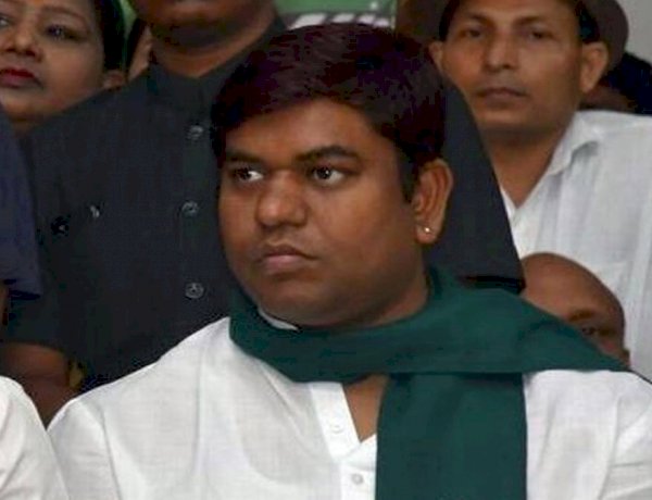 गठबंधन में रहना है तो योगी योगी करना होगा, यूपी की सियासत ने बढ़ाई बिहार की राजनीतिक सरगर्मी गठबंधन में रहना है तो योगी योगी करना होगा, यूपी की सियासत ने बढ़ाई बिहार की राजनीतिक सरगर्मी