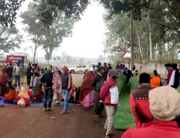 मां पर लगा बेटे के धर्मांतरण का आरोप, हिंदू पिता के FIR पर मुस्लिम मां की हुई गिरफ्तारी मां पर लगा बेटे के धर्मांतरण का आरोप, हिंदू पिता के FIR पर मुस्लिम मां की हुई गिरफ्तारी