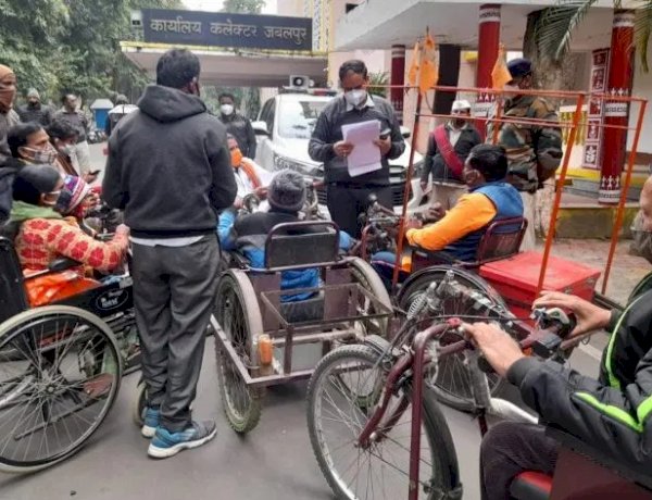 भ्रष्टाचारियों ने दिव्यांगों को भी नहीं बख़्शा, खराब बैटरी वाली ट्राईसाइकिल बांटी