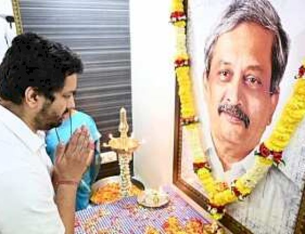 Goa Election: BJP की लिस्ट में पर्रिकर के बेटे को जगह नहीं, केजरीवाल ने किया टिकट ऑफर Goa Election: BJP की लिस्ट में पर्रिकर के बेटे को जगह नहीं, केजरीवाल ने किया टिकट ऑफर