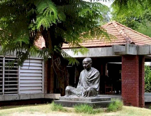 मॉरीशस में महात्मा गांधी के नाम पर होगा मेट्रो स्टेशन, पीएम जगन्नाथ ने किया ऐलान मॉरीशस में महात्मा गांधी के नाम पर होगा मेट्रो स्टेशन, पीएम जगन्नाथ ने किया ऐलान
