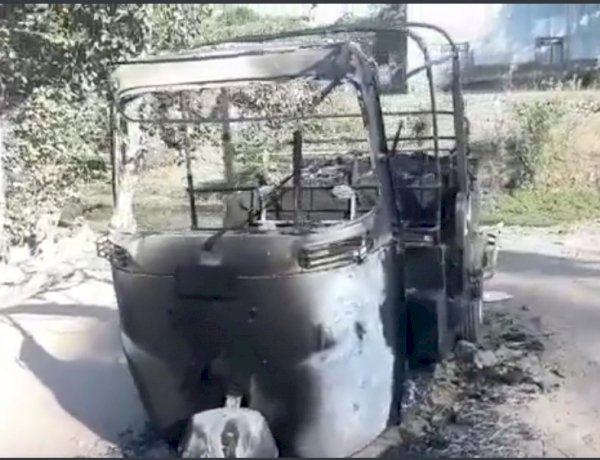 इस मोहल्ले में एक भी मुस्लिम नहीं रहेगा, खंडवा में जलाया मुस्लिम परिवार का घर, ऑटो को भी किया आग के हवाले इस मोहल्ले में एक भी मुस्लिम नहीं रहेगा, खंडवा में जलाया मुस्लिम परिवार का घर, ऑटो को भी किया आग के हवाले