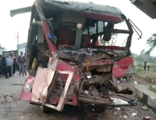 दुर्ग में बस और हाइवा की टक्कर, हादसे में बस ड्राइवर कंडक्टर समेत 10 यात्री घायल, कई गंभीर