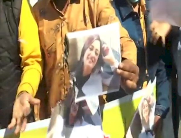 भोपाल में श्वेता तिवारी के खिलाफ प्रदर्शन, तस्वीरों को जलाया गया शूटिंग न होने की दी धमकी भोपाल में श्वेता तिवारी के खिलाफ प्रदर्शन, तस्वीरों को जलाया गया शूटिंग न होने की दी धमकी