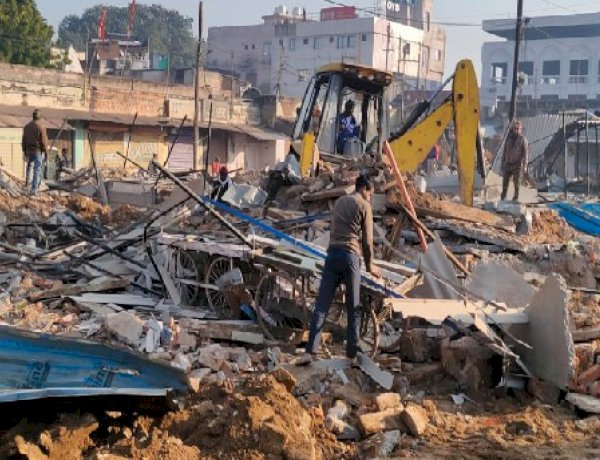 हजीरा सब्जी मंडी की शिफ्टिंग का विरोध, व्यापारियों के समर्थन में उतरी कांग्रेस को पुलिस ने किया गिरफ्तार