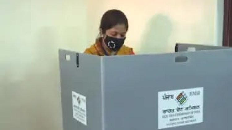 सोनू सूद की बहन ने डाला वोट