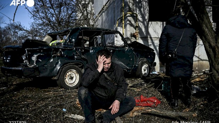 रूसी हमले में मारे गए अपने पिता के शव पर रोता युवक 