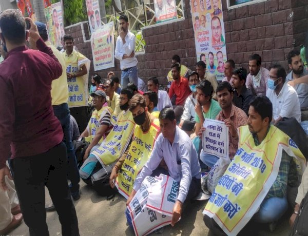 भोपाल: सिर मुंडवाने के बाद भाजपा कार्यालय के बाहर ओबीसी वर्ग के चयनित शिक्षकों ने दिया धरना
