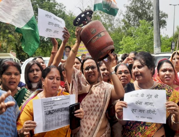 गैस सिलिंडर के बढ़े दामों को लेकर सड़कों पर उतरीं भोपाल की महिलाएं, केंद्र सरकार के ख़िलाफ़ किया प्रदर्शन गैस सिलिंडर के बढ़े दामों को लेकर सड़कों पर उतरीं भोपाल की महिलाएं, केंद्र सरकार के ख़िलाफ़ किया प्रदर्शन