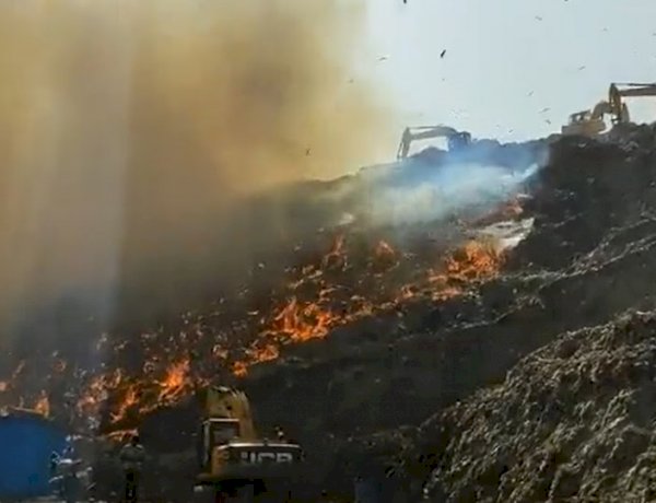 दिल्ली के गाजीपुर डंपिंग यार्ड में लगी भीषण आग, फायर ब्रिगेड की 6 गाड़ियां मौके पर मौजूद दिल्ली के गाजीपुर डंपिंग यार्ड में लगी भीषण आग, फायर ब्रिगेड की 6 गाड़ियां मौके पर मौजूद