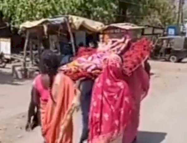 मध्य प्रदेश में अर्थी पर सिस्टम, शव वाहन न मिलने पर चार बेटियों ने माँ के शव को दिया कंधा मध्य प्रदेश में अर्थी पर सिस्टम, शव वाहन न मिलने पर चार बेटियों ने माँ के शव को दिया कंधा