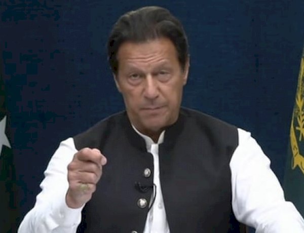 पाकिस्तान पीएम इमरान खान: मैं क्रिकेटर रहा हूँ, आख़िरी गेंद तक पारी खेलता हूं कहकर इस्तीफ़ा देने से किया इनकार