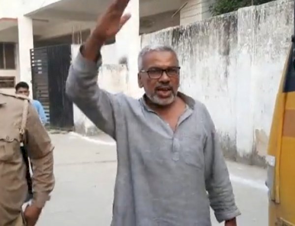 UP बोर्ड पेपर लीक मामले का भंडाफोड़ करने वाले पत्रकारों की गिरफ्तारी, बलिया पुलिस पर लगे गंभीर आरोप UP बोर्ड पेपर लीक मामले का भंडाफोड़ करने वाले पत्रकारों की गिरफ्तारी, बलिया पुलिस पर लगे गंभीर आरोप