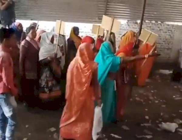 सागर: शराब दुकान पर महिलाओं ने बोला धावा, जमकर की पत्थरबाजी, 16 अप्रैल तक का दिया अल्टीमेटम