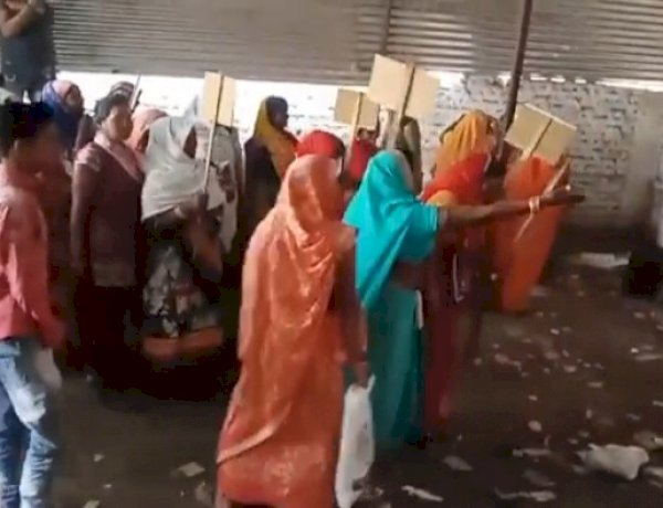 सागर: शराब दुकान पर महिलाओं ने बोला धावा, जमकर की पत्थरबाजी, 16 अप्रैल तक का दिया अल्टीमेटम सागर: शराब दुकान पर महिलाओं ने बोला धावा, जमकर की पत्थरबाजी, 16 अप्रैल तक का दिया अल्टीमेटम