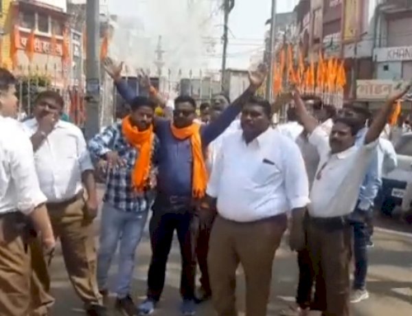 जबलपुर में भगवा झंडे उतारने को लेकर विवाद, हिंदू संगठनों ने निगम कर्मियों को दौड़ाया