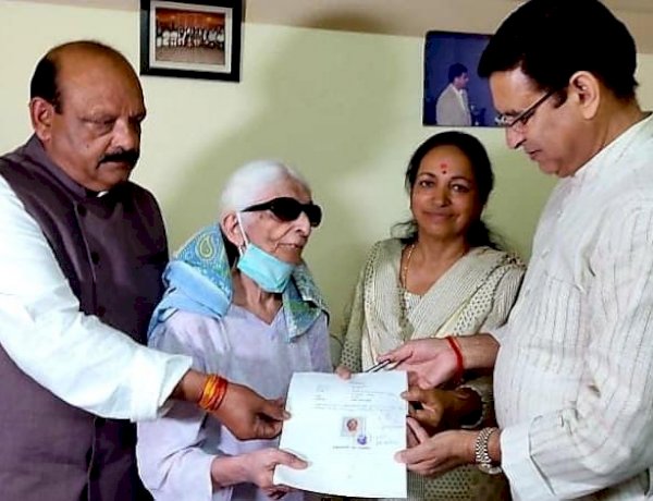 देहरादून की बुजुर्ग महिला ने राहुल गांधी के नाम कर दी सारी संपत्ति, बोलीं- देश की एकता के लिए राहुल जरूरी